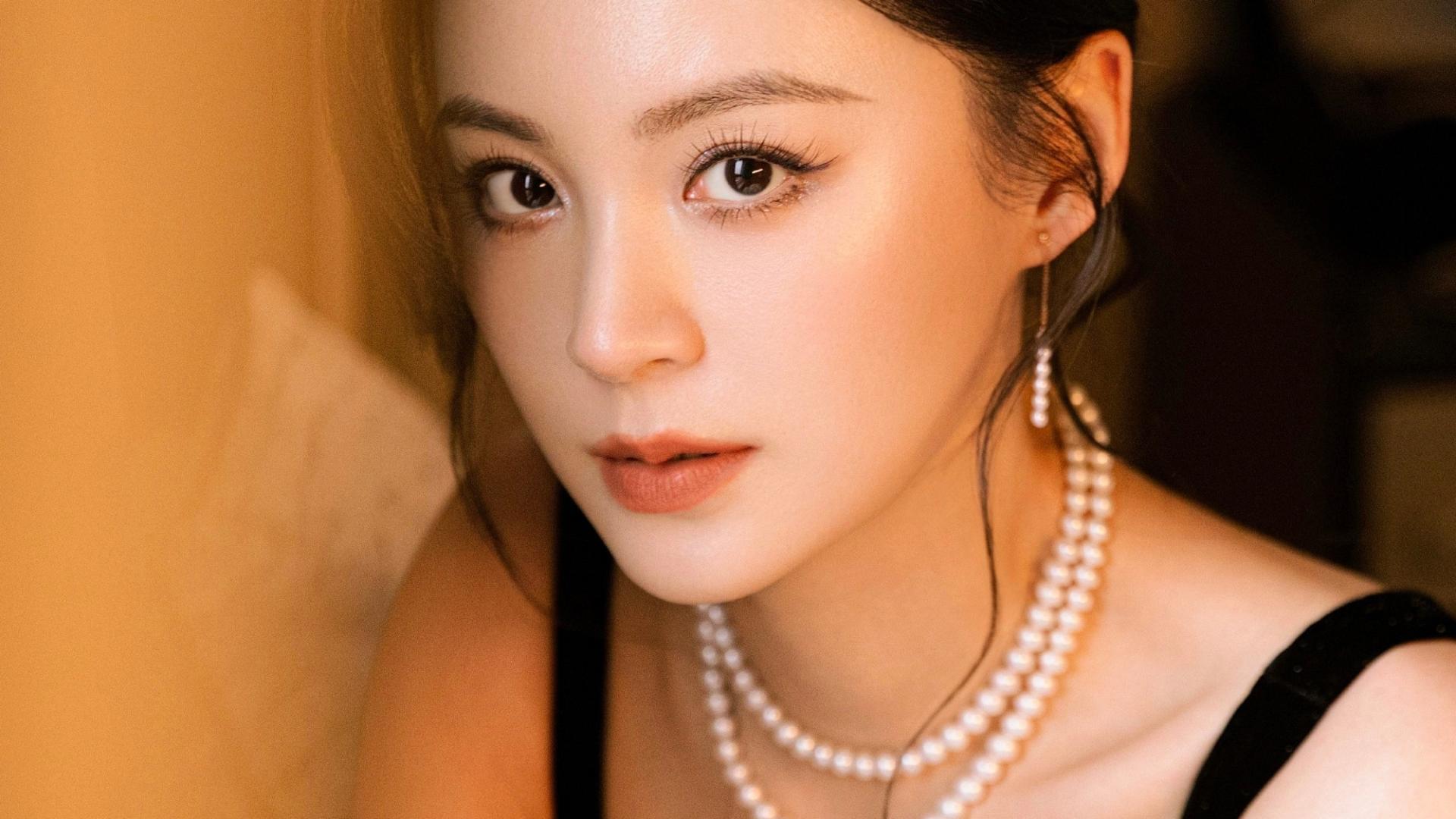 看到毛林林暖光漫过肩线，你会懂什么叫连呼吸都浸着慵懒贵气