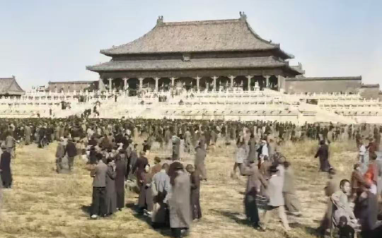 风水大师预言清朝气数已尽，慈禧下令将其囚禁终生，并秘密找来三名奇人异士为大清续命