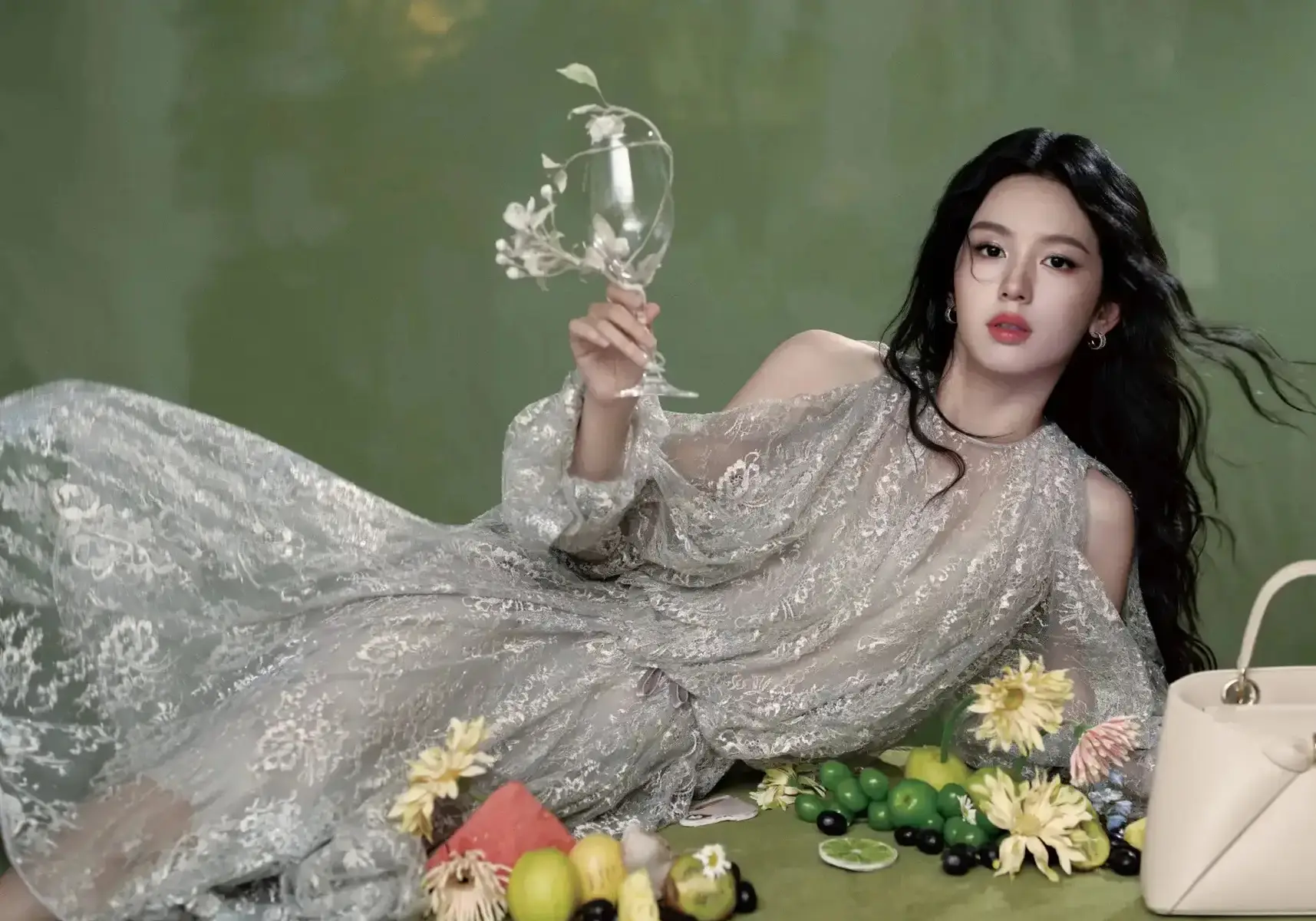 周也穿银纱透视裙秀曼妙身姿 与鲜花绿植合影清新怡人