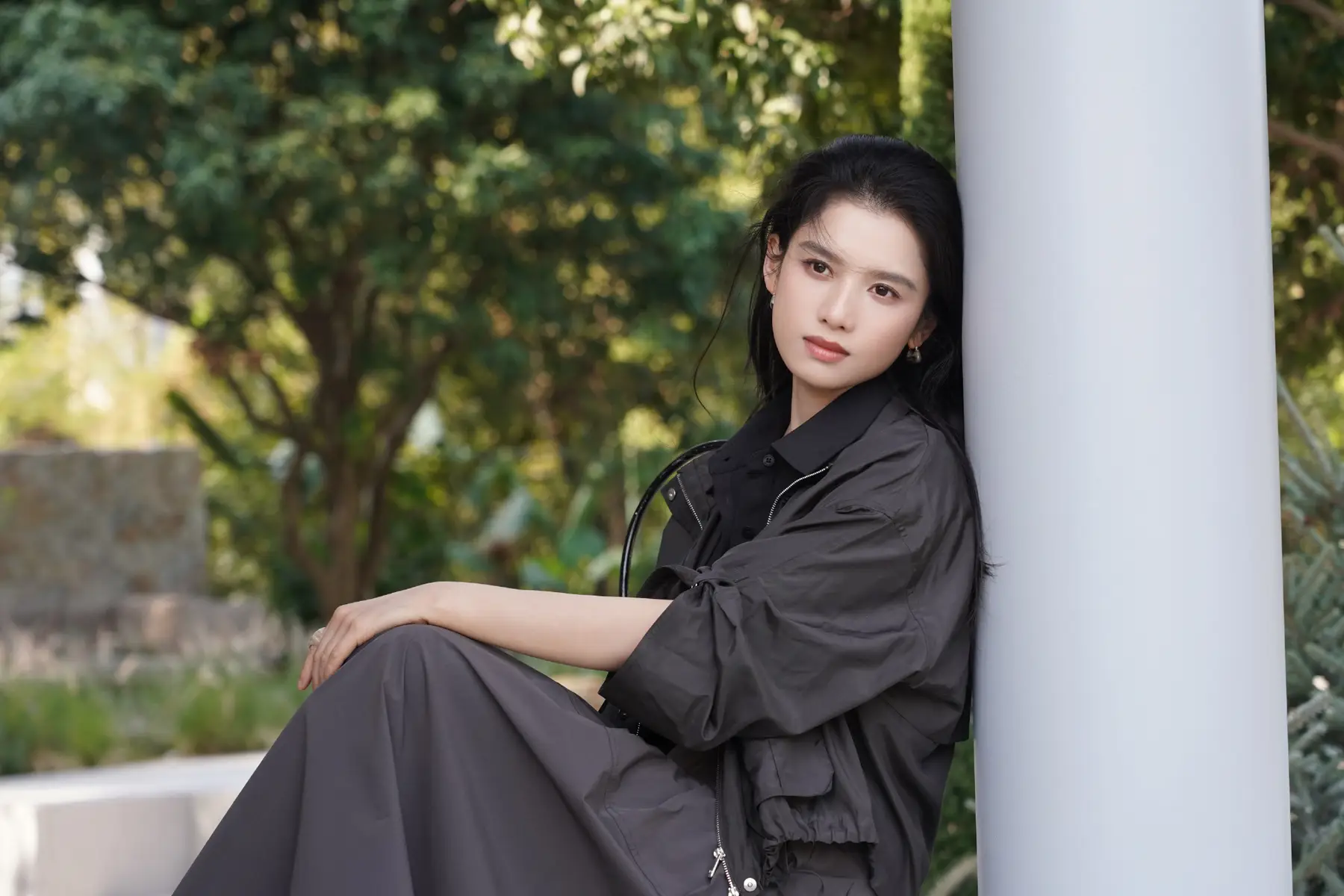 张婧仪戴简约耳饰随性优雅 春日穿搭呼吸感十足