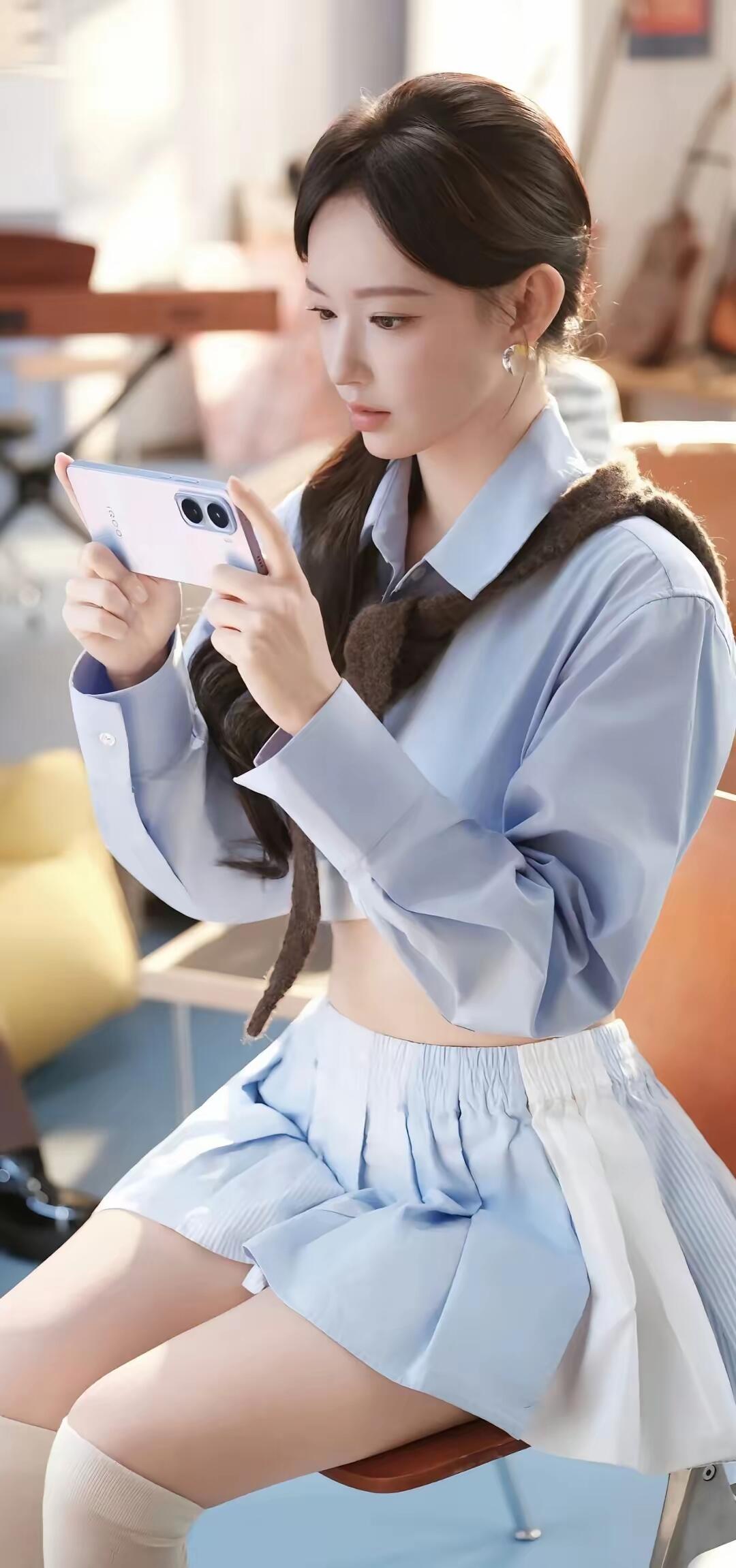 程潇《友福同享》造型杀疯！露脐学院裙+2米长腿，怼人奶凶甜到心颤！