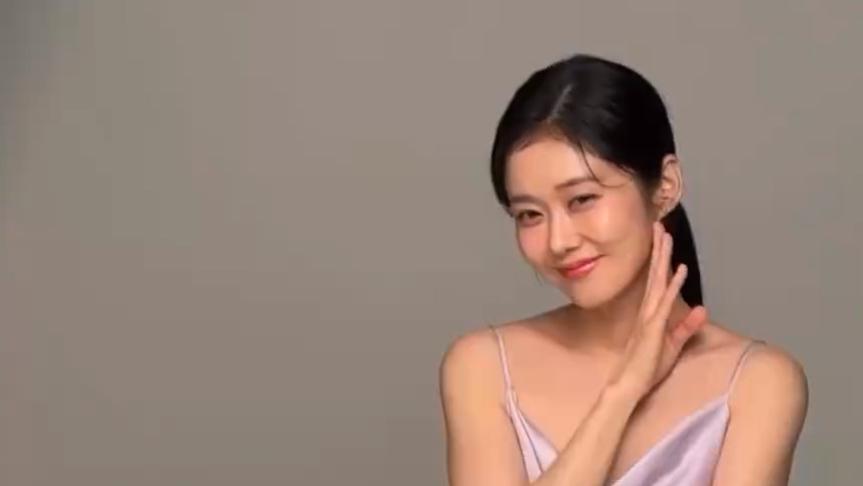 张娜拉更新动态：紫色吊带裙低马尾显优雅，妆容淡雅笑容甜美！