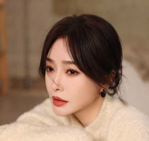 秦岚的电音朵拉名号由来已久
2023年《花儿与少年》中，她沙哑又带着电音质感的声