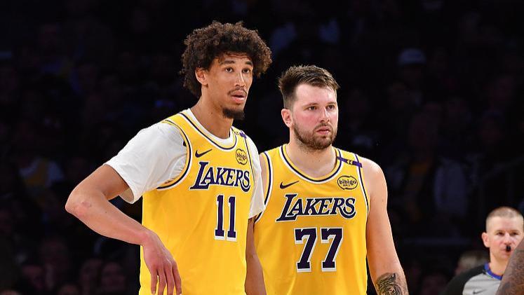 NBA最扎心人情冷暖！海斯赌上国籍前途选湖人，最后被双向辜负