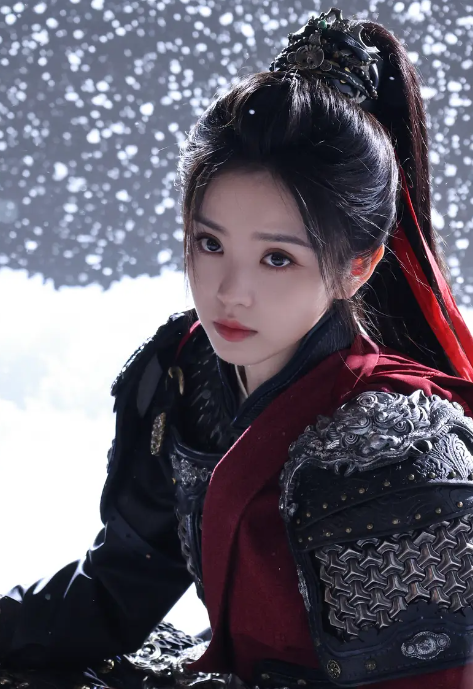 田曦薇化身女将军眼神坚定 手持双剑雪中战斗又A又飒
