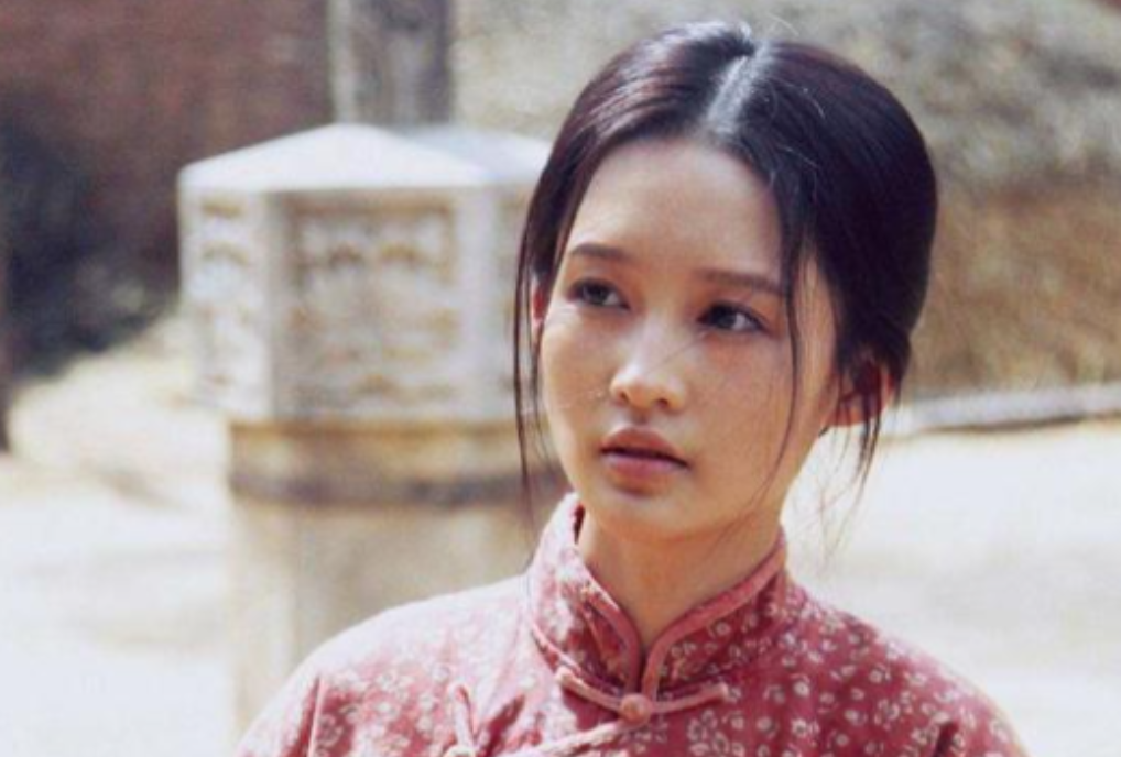 当年在拍摄《白鹿原》时，31岁的李沁与53岁的何冰躺在床上，抱了很久。事后，李沁