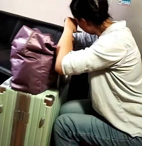 太扎心了，一个保姆因为太能吃，被雇主辞退了，她哭着说：“我一顿馒头三四个，真的多