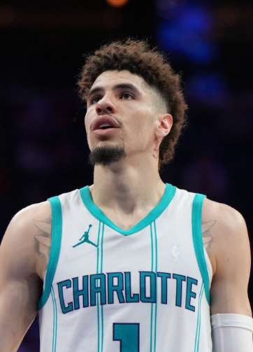 黄蜂教练是不允许球员在三分线以外的地方出手吗？
防守稀稀拉拉的，进攻除了‌拉梅洛