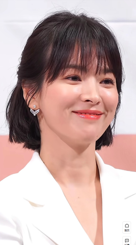 宋慧乔身上的气质就是淡淡的，很沉稳，很安静。