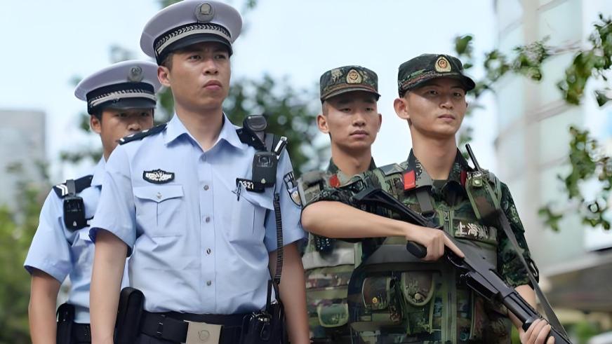 当警衔遇到军衔时，谁要服从谁的命令？很多人没搞懂