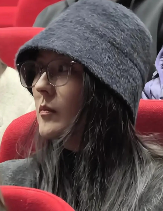 39岁的热依扎现身电影《长夜将尽》首映礼
戴着一顶灰色帽子，素颜出镜，皮肤状态虽