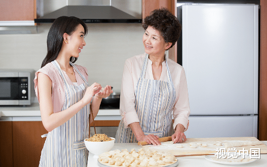 婆婆让我帮买500克金镯子，小姑子却说我在中间捞油水，看着转来的200块钱，我气笑了