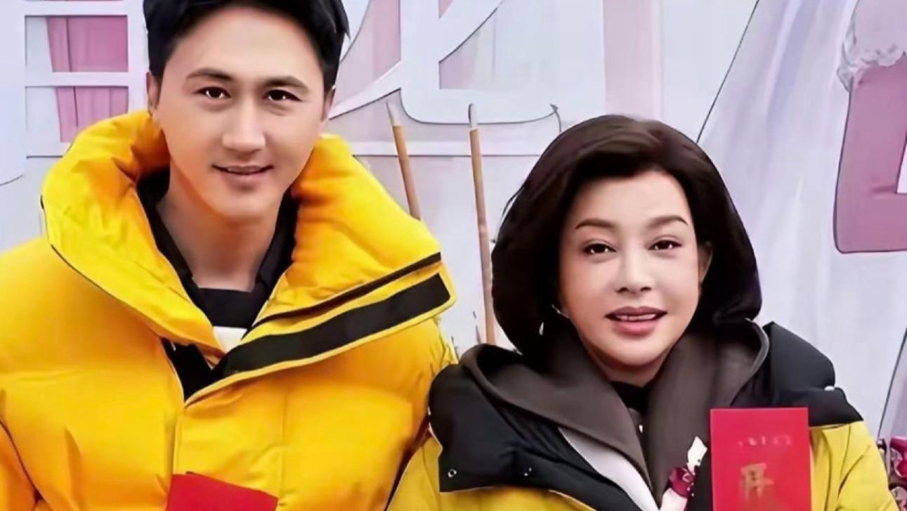 点赞“搭戏是工伤”惹争议：与刘晓庆合作的流量与尊重之辩