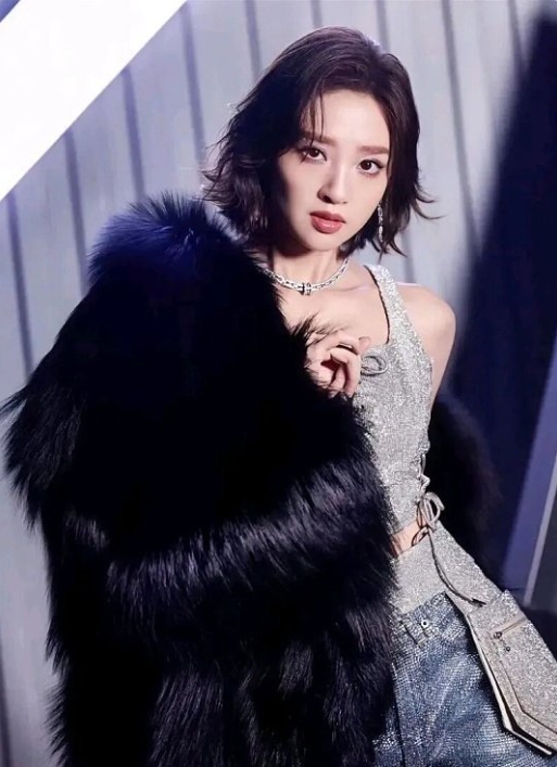 唐艺昕真的把高情商刻进骨子里。待人温柔有分寸，懂得体谅照顾身边人；团队里从不争抢