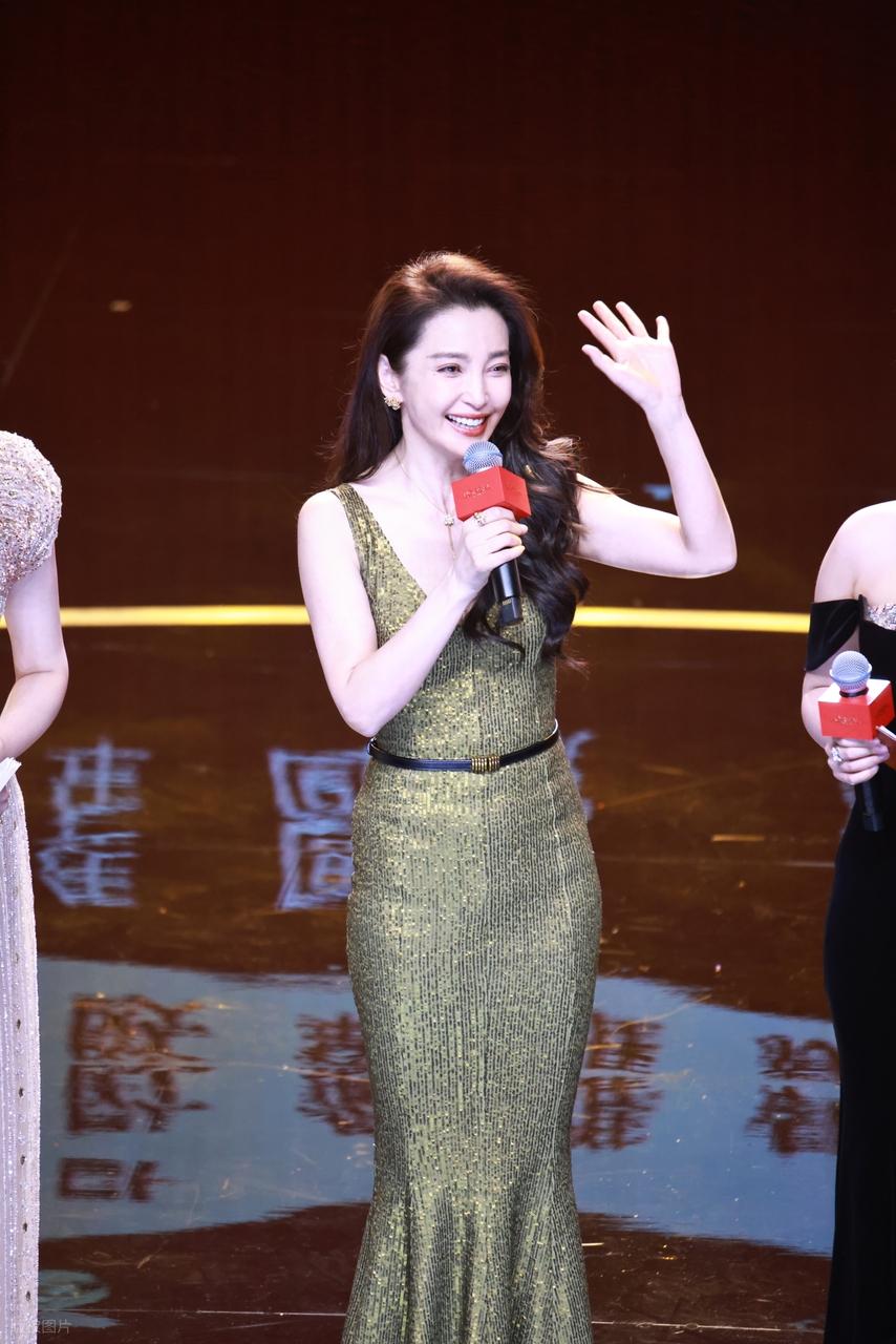李冰冰在出席时尚活动的时候搭配了一身金色的裙子