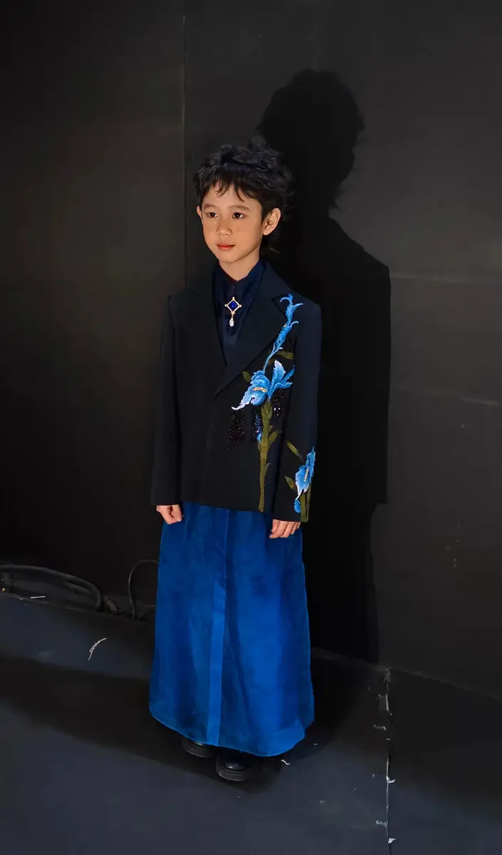 蔡国庆晒与二儿子合照！庆宝穿新中式服饰走秀自信大方