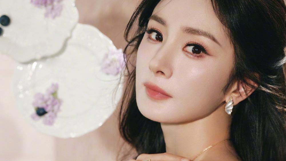 杨幂一步一摇定格那一刻，碎钻涟漪漾开，风情从壁炉火光里漫出来