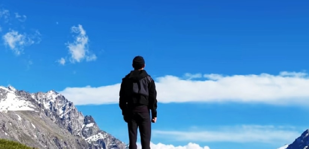 尼格买提在喀拉峻大草原拍了一条旱地拔葱的视频，语带挑衅的喊话撒贝宁：“撒贝宁，你