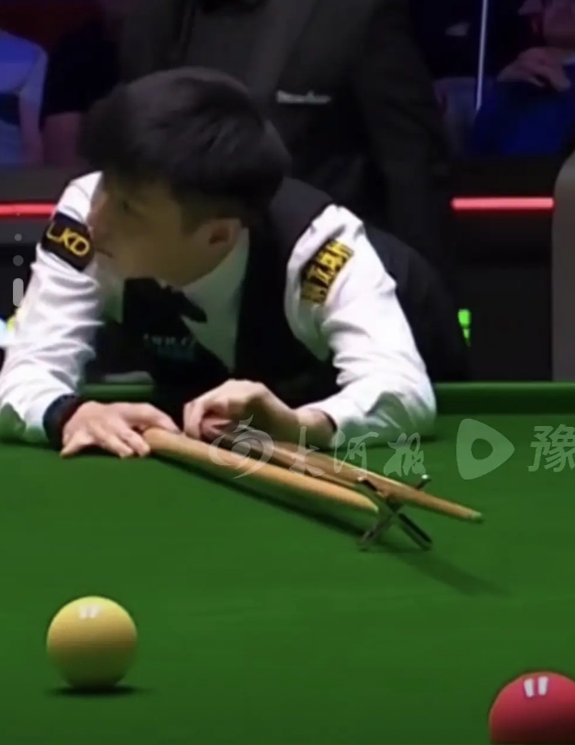 请大家注意，裁判的复位！这颗白球墨菲解了5杆，最终晕进。

8:8，赵旋风VS