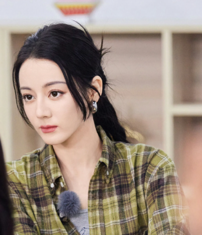 世界上有许多朵耀眼的玫瑰，但我只对你这一朵动了心