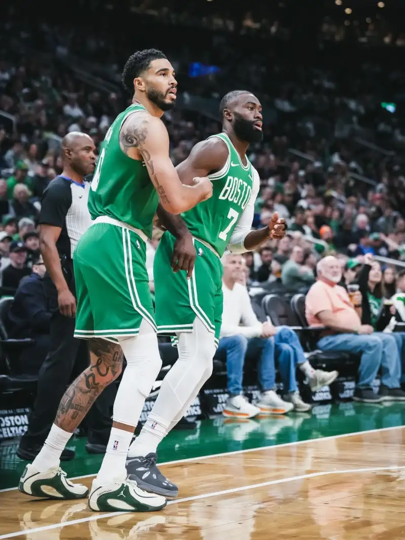 图图对太阳的比赛进攻端有点太执着于扔三分了

好几次机会都不下球直接顶着人就拔，