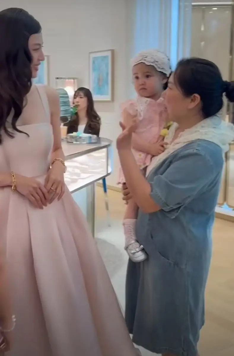 钟楚曦与韩安冉小女儿同框 全程温柔互动超有爱