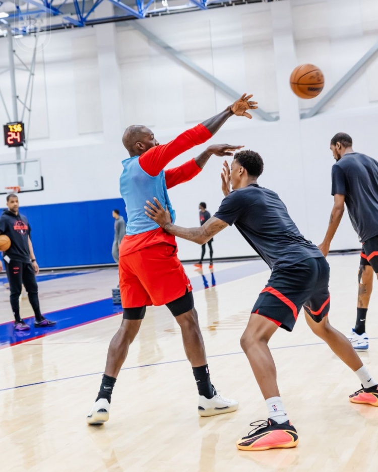 火箭队已经准备好了下一场和湖人队的比赛，火箭队方面也发布了训练照，我们可以看到球