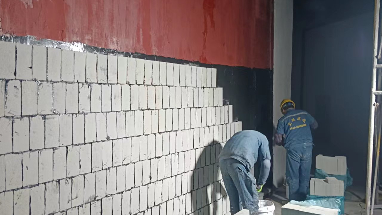 烟囱内壁玻化砖防腐工程顺利竣工 筑牢安全防线