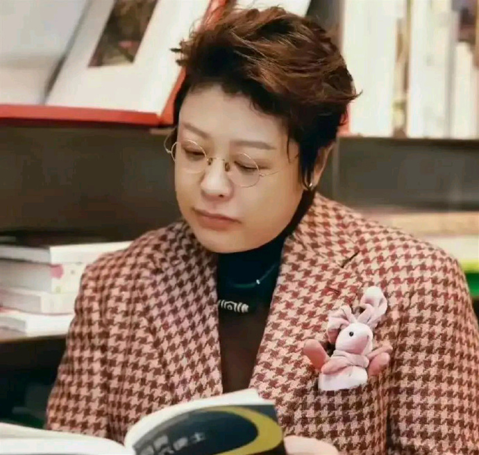 韩红减了四十斤，53岁的她确实帅气很多，网友：姐更慈祥了！ ​​​