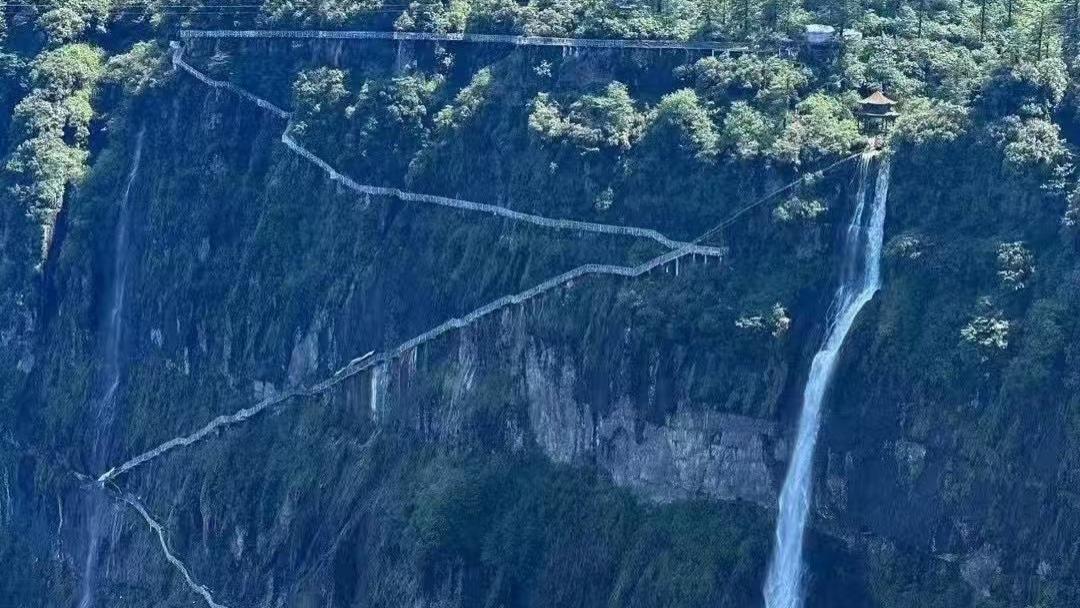 瓦屋山免门票了！闯入亚洲最大桌山，13.14公里的春日之约，在云海里邂逅“一生一世”