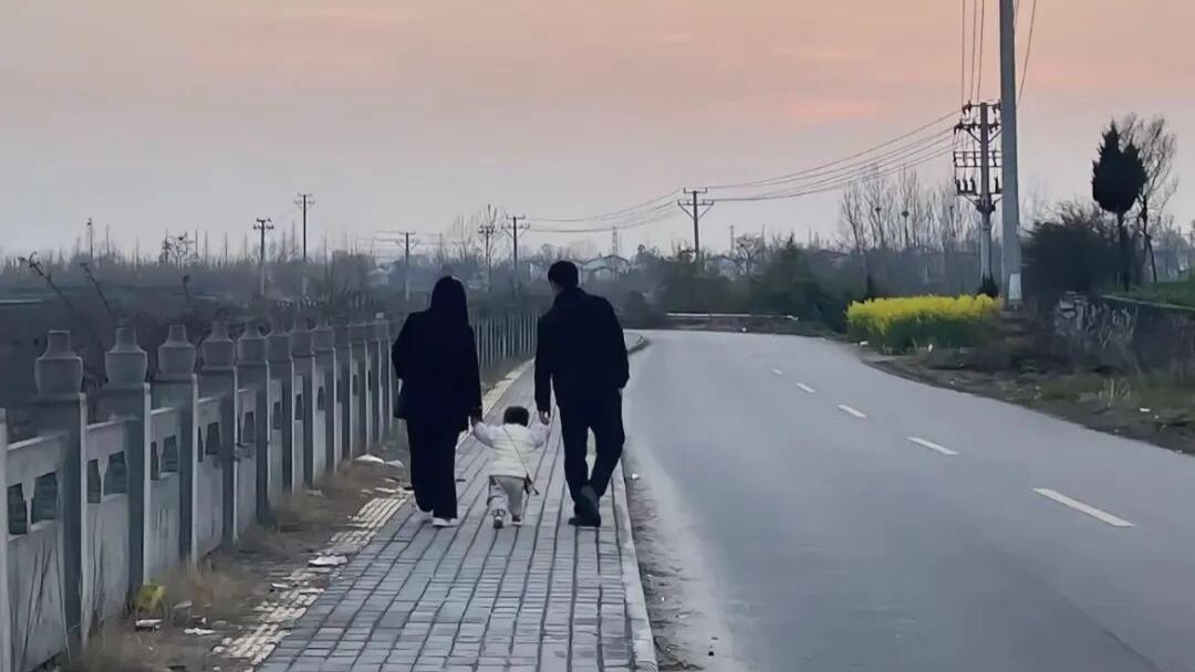 带娃累到想发火，老公回家3个举动，我瞬间破防了