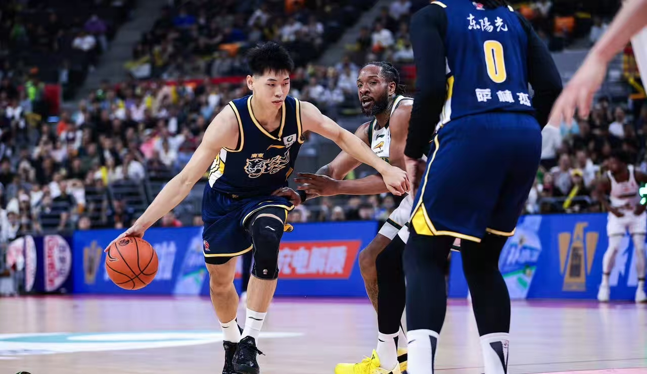 广东本赛季防守断崖下滑，阵中已没有能防的，第二阶段情况更糟糕