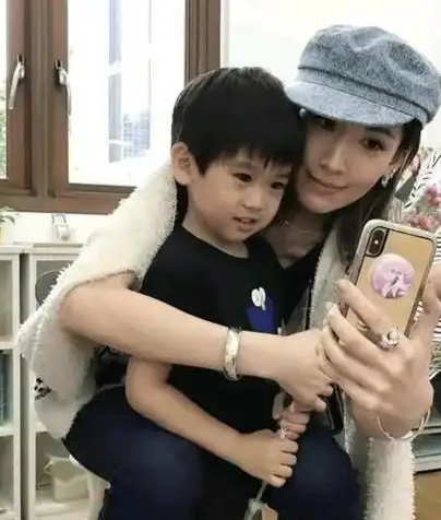 林志玲4岁多的儿子会三国语言林志玲坚持先教母语中文
能使用中文、日语和英语进行基