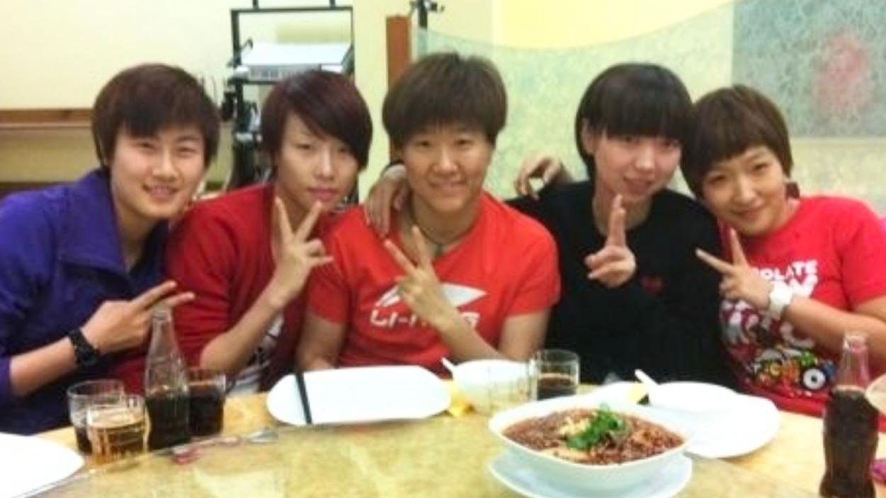 罕见的中国女乒的聚餐合影：刘诗雯俏皮酷似精灵，丁宁的气质出众