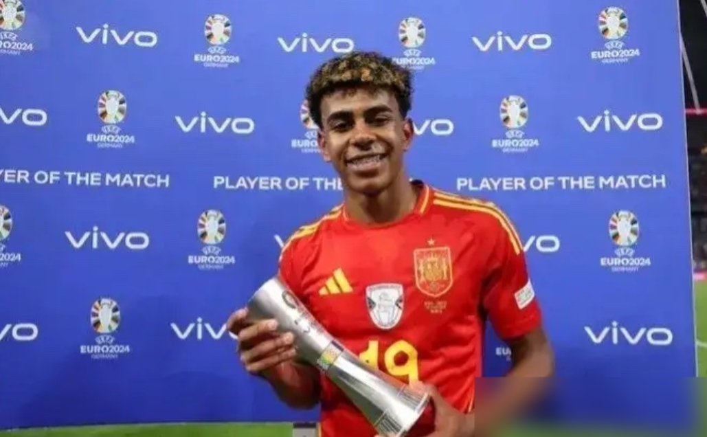 足坛又翻出个天价旧瓜！

2024年巴黎给巴萨17岁的亚马尔开了2.5亿欧报价，