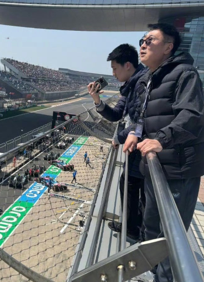 林永健分享带儿子参加F1排位赛
分享父子合影，看完，我服了！
林永健儿子跟林永健