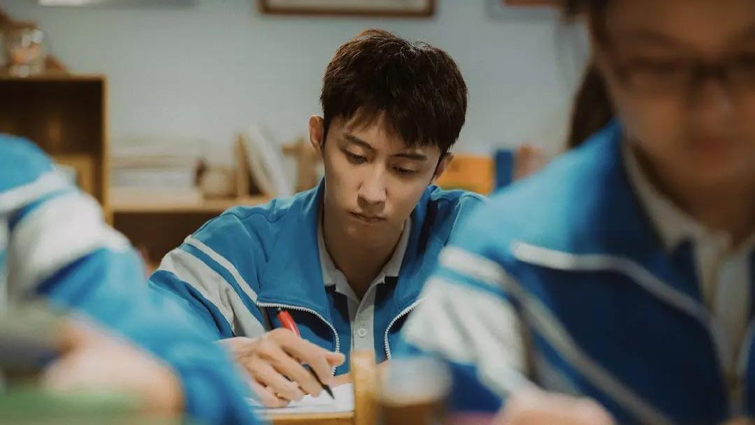 《岁月有情时》张小满的三重人生转折：底层青年的挣扎与救赎之路