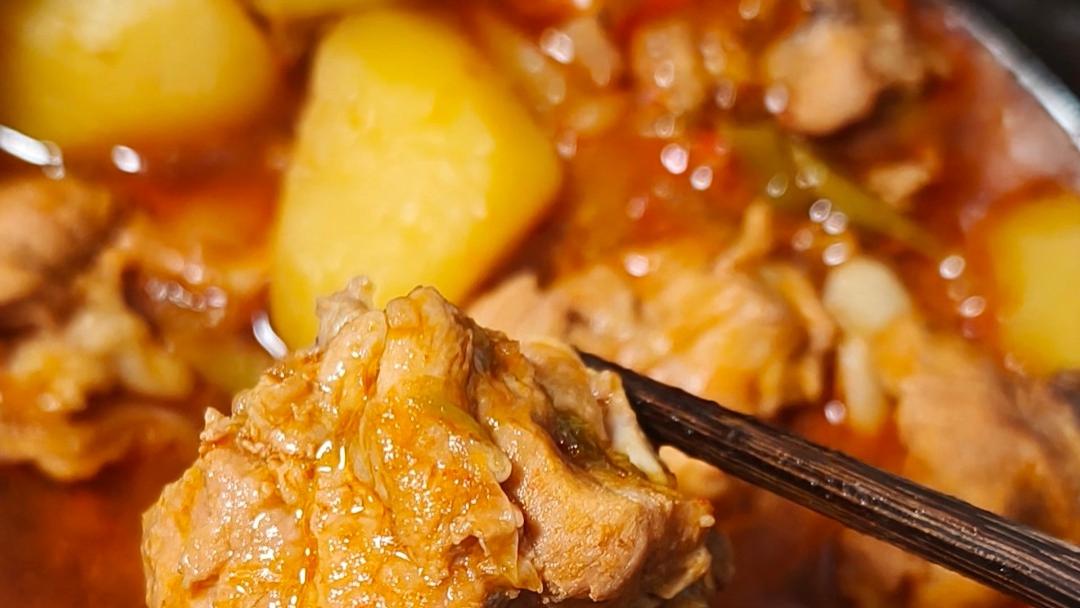 土豆炖脊骨：一碗酱香浓郁的实在家常味