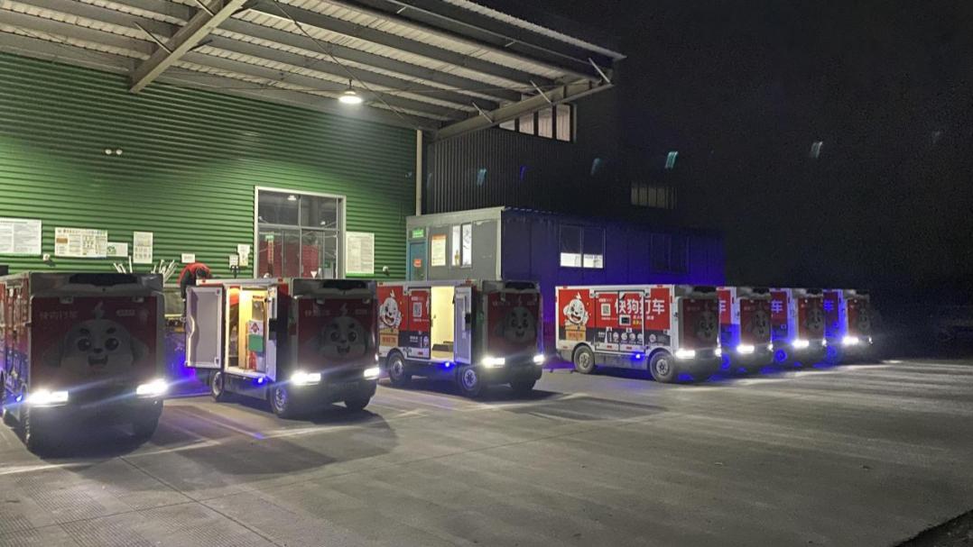 即时配送、计划物流和深夜补货？业界首台30分钟闪充、1.8吨重载无人车，正在成为同城货运“效率神器”