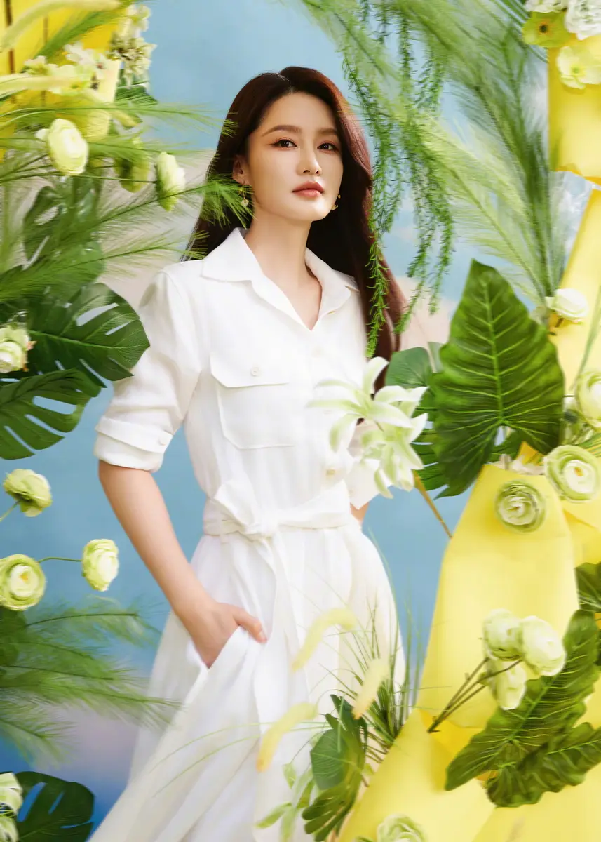 李沁穿纯白连衣裙气质清纯！被鲜花包裹笑容甜美明媚