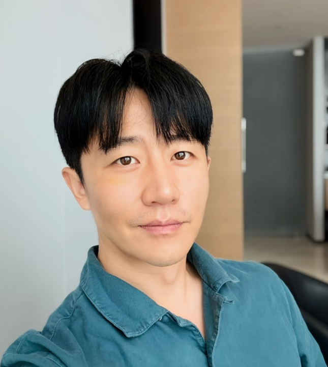 演员黄轩在个人社交平台晒出了一组日常随拍
意外曝光了自己新剧《未检之名》的筹备细