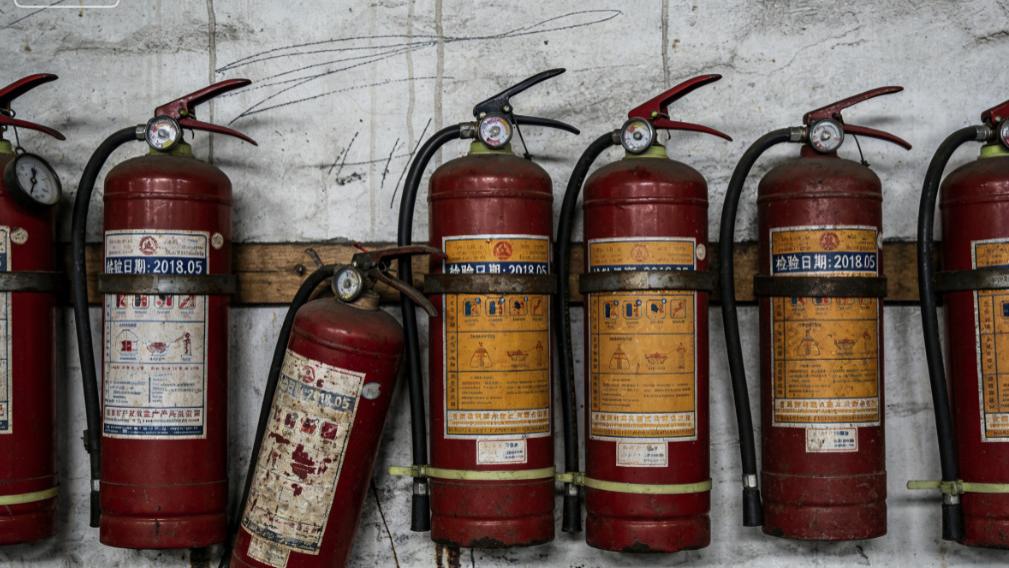 新规警示｜配电房必须配2具灭火器，但普通灭火器真的管用吗？