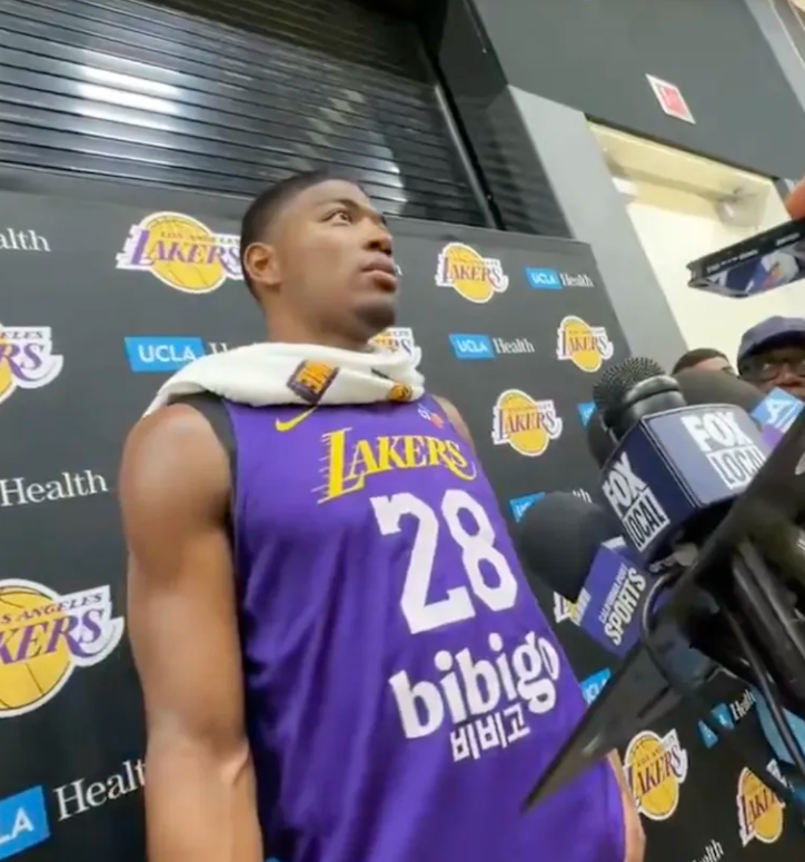 NBA季后赛，湖人球员八村垒接受了记者采访，谈到了卢卡-东契奇。
八村垒表示：“