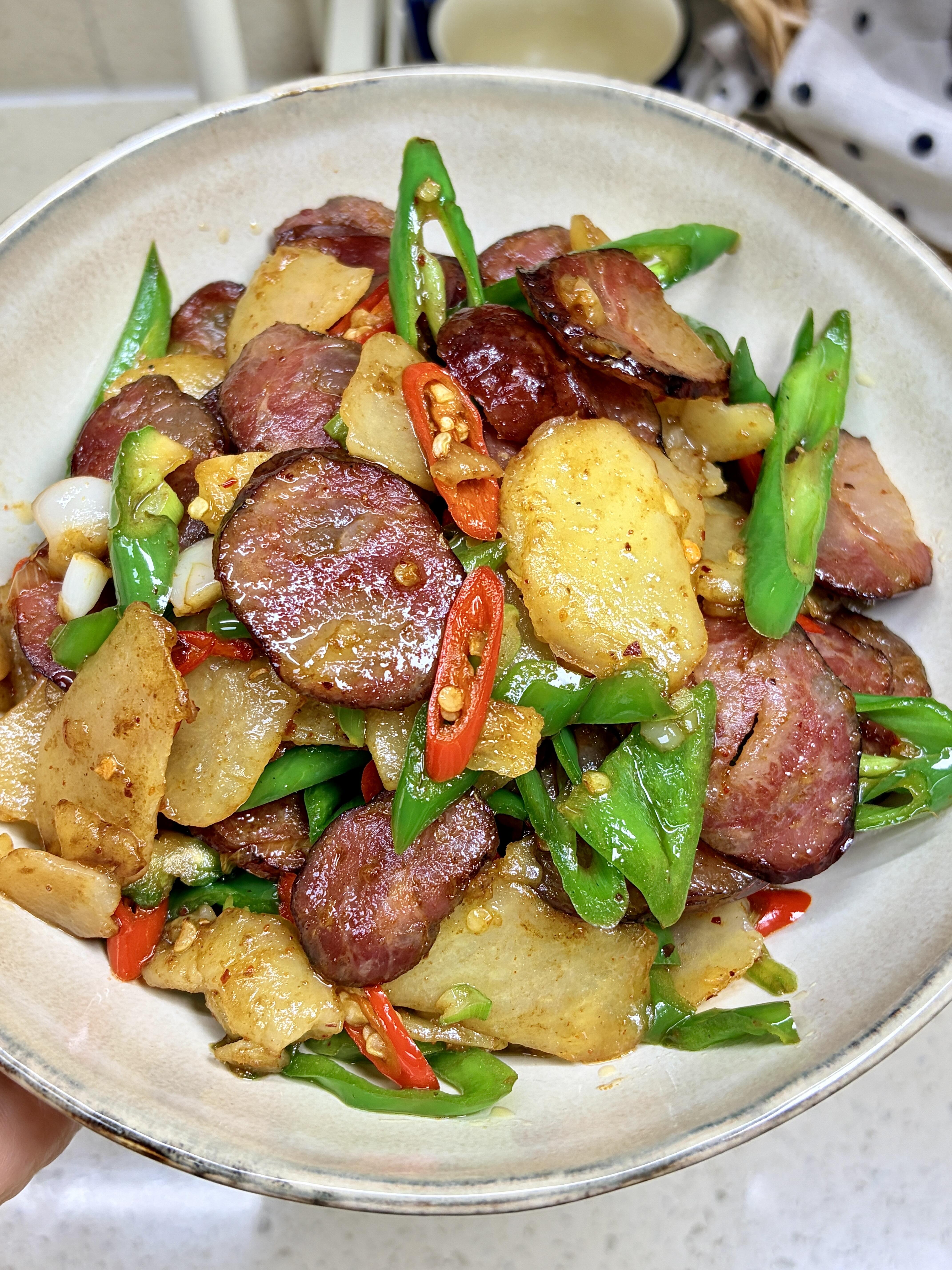 谁懂啊🔥腊肠土豆片封神！焦香糯嫩，配饭炫3碗
家人们谁懂这道家常菜的含金量啊?