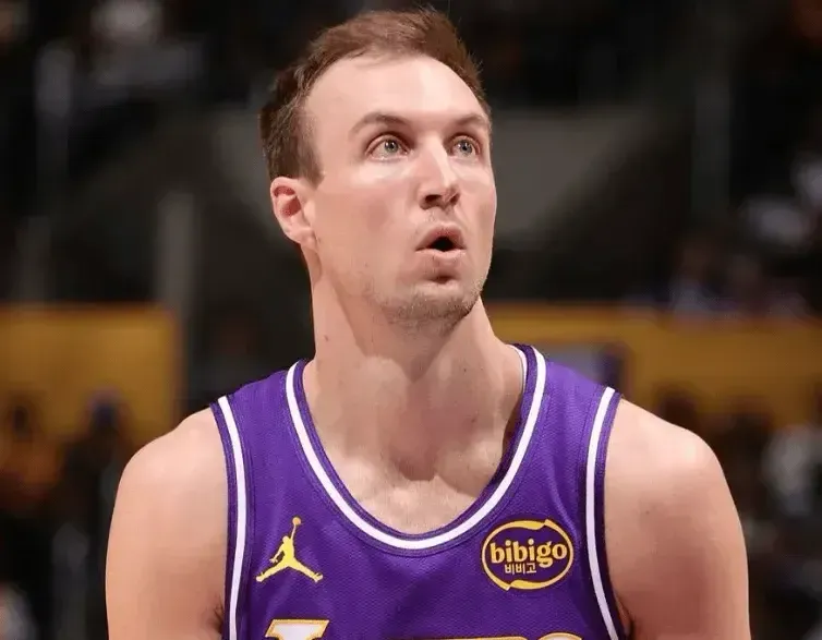 NBA常规赛湖人以128-134不敌独行侠

赛后卢克-肯纳德表示，自己已经很久