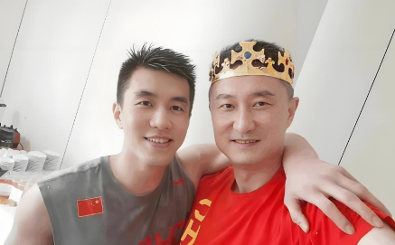 郭艾伦调侃杜锋破防了。广州男篮大胜广东男篮取得系列赛大比分1比0领先，因赛季报销