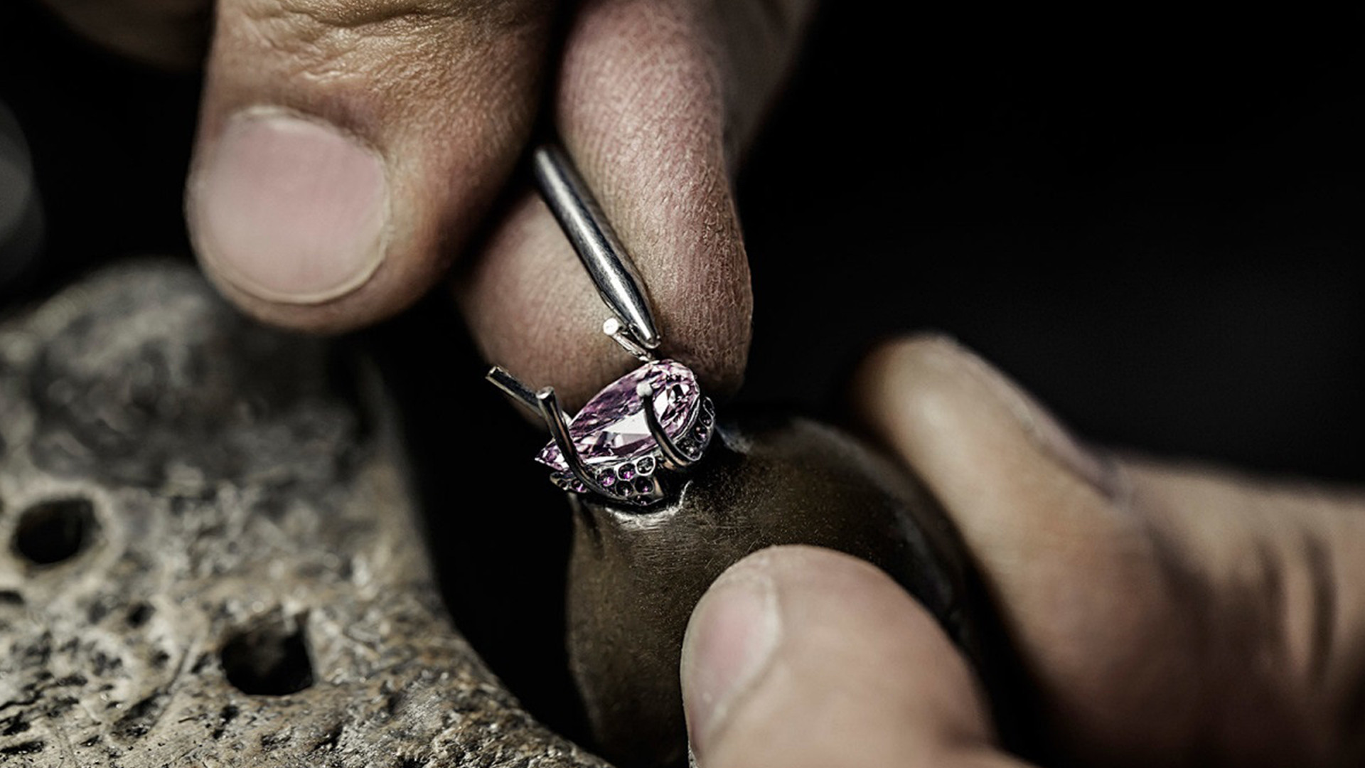 【源头揭秘】为什么有的珠宝首饰戴段时间会松动？根源在这