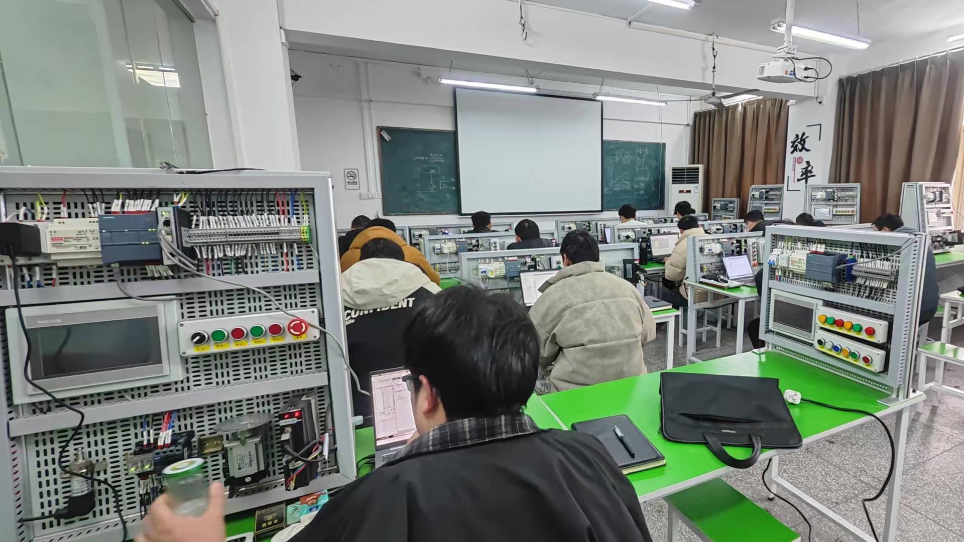 再也不用请人修设备了：洗车店主的武汉电工plc培训学习记