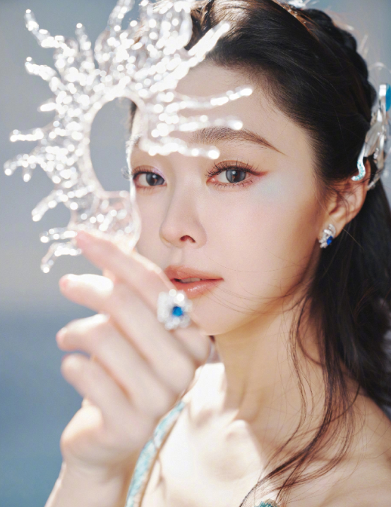 宋轶置身在流光溢彩的华服中
美得毫无攻击性，只有精灵般的心动
人鱼女王撩动裙摆，