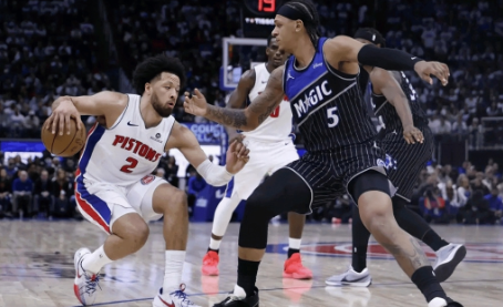 康宁安27分带领活塞大胜魔术将大比分追成1比1平。NBA季后赛首轮，先输一场的活